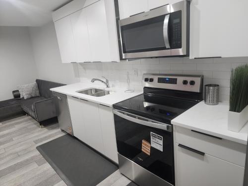 Foto sihtkohas YYC asuva majutusasutuse Stylish furnished 2bedroom suite near YYC Airport galeriist