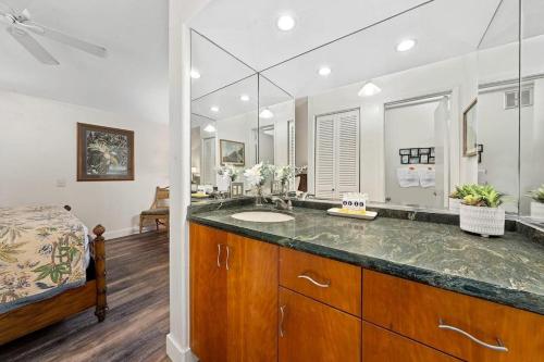 une salle de bain avec un lavabo et un grand miroir dans l'établissement Kahana Sunset C1 · KSun C1 Gorgeous Ocean Views Family Vacation, à Kahana