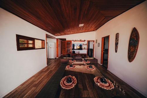 ein Wohnzimmer mit Sofa und Tisch in der Unterkunft Praia Taíba in Taíba