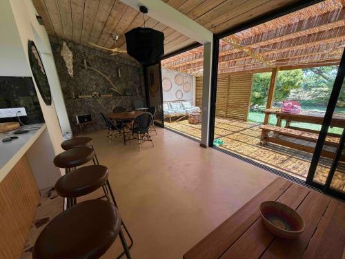 sala de estar con sillas, mesa y comedor en Villa GEORGETTE - Saint Gilles 50 M du lagon, en Saint-Paul