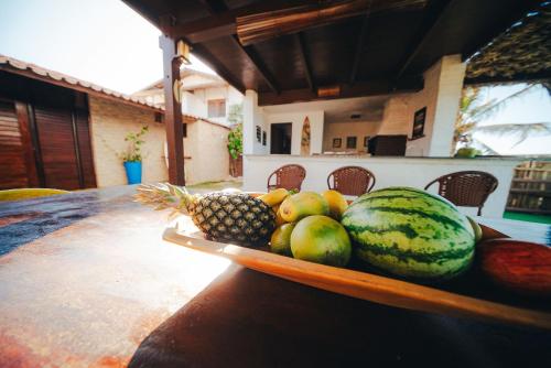 eine Schale mit Obst auf einem Tisch in der Unterkunft Praia Taíba in Taíba
