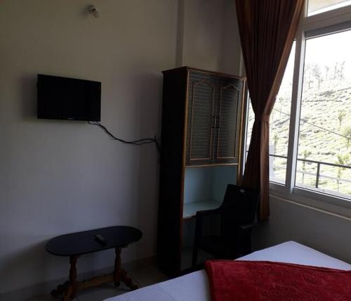 バルパライにあるDream View INNのベッドと机と窓のある寝室