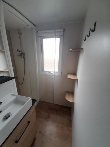 Ένα μπάνιο στο MOBIL HOME le COLIBRI