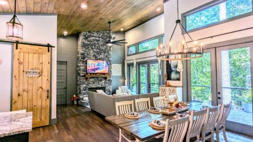 Μια τηλεόραση ή/και κέντρο ψυχαγωγίας στο Creekside Cabin, Kid & Pet Friendly, Hottub, Zipline, Games, & Multiple Fireplaces