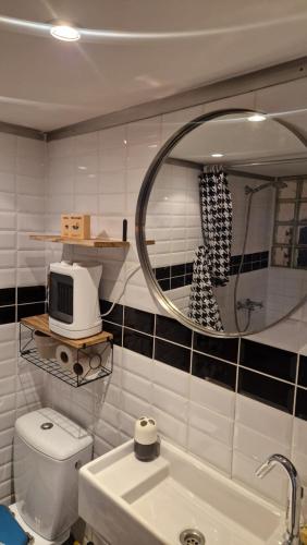 y baño con aseo, espejo y lavamanos. en Chambre Deborah indépendante, en Le Pradet