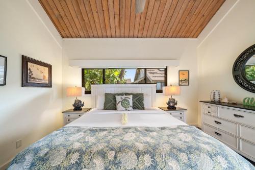 une chambre avec un grand lit et un plafond en bois dans l'établissement Kahana Village 20, à Kahana