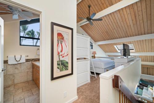 Il comprend une cuisine avec un ventilateur de plafond et un escalier. dans l'établissement Kahana Village 20, à Kahana