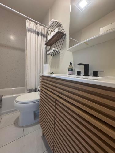 Ένα μπάνιο στο 2 Bedroom Pleasure Point Getaway