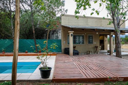 una terrazza in legno di fronte a una casa di Cabañas Peumayén Salta a San Agustín