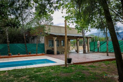 une maison avec une piscine devant dans l'établissement Cabañas Peumayén Salta, à San Agustín