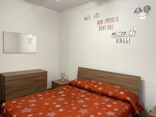 une chambre avec un lit et un panneau sur le mur dans l'établissement AT HOME Mogliano come a casa ma in vacanza, à Mogliano Veneto