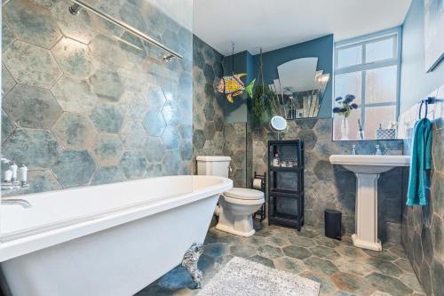 Ένα μπάνιο στο #54 The Balti Cottage Apartment