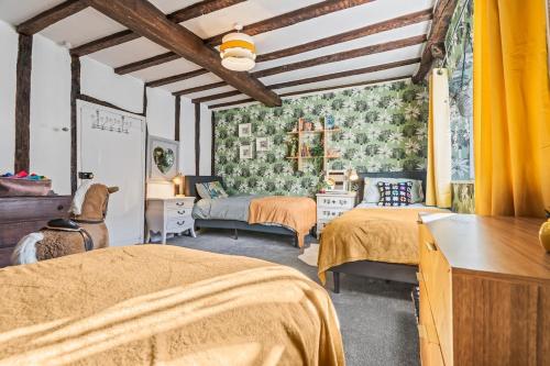 Ένα ή περισσότερα κρεβάτια σε δωμάτιο στο #54 The Balti Cottage Apartment