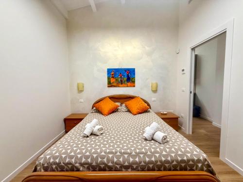 een slaapkamer met een groot bed met oranje kussens bij Silvium 23 - Affitti Brevi Italia in Gravina in Puglia