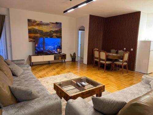 Ellie's Apartments