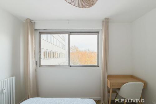 Ένα ή περισσότερα κρεβάτια σε δωμάτιο στο Cosy room in spacious T7 in Paris 20