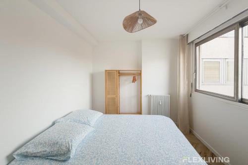 Ένα ή περισσότερα κρεβάτια σε δωμάτιο στο Cosy room in spacious T7 in Paris 20