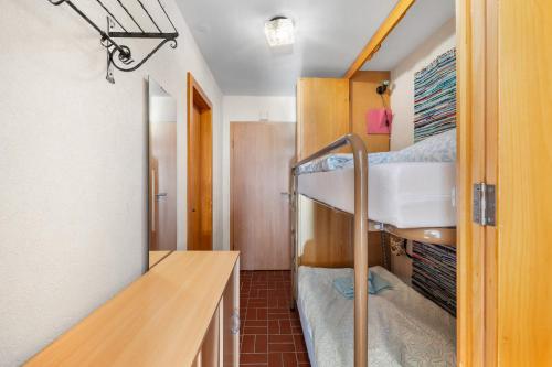 Mały pokój z łóżkiem piętrowym i umywalką w obiekcie Les Bouleaux D1 - 2-4 pers - centre station w mieście Nendaz