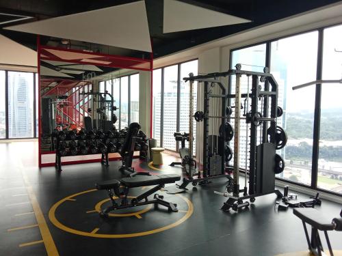 una palestra con tapis roulant e pesi in un edificio di Majestic Residence Kuala Lumpur a Kuala Lumpur