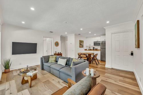 O zonă de relaxare la Beautiful 2 BR Apartment - Bright and Spacious