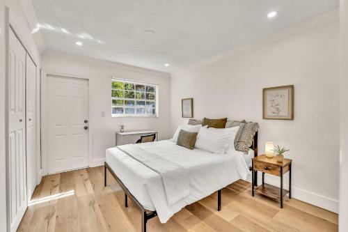 Ένα ή περισσότερα κρεβάτια σε δωμάτιο στο Beautiful 2 BR Apartment - Bright and Spacious