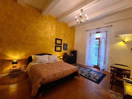 une chambre avec un grand lit et une fenêtre dans l'établissement La casa di Hermes, à Imola