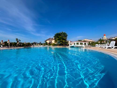 una grande piscina con acqua azzurra di Platino Apartment - Jacuzzi privata, tre Piscine residenziali ed un bar a 200m dal Lago a Desenzano del Garda