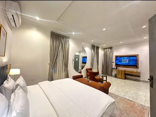 Una habitación de hotel con una cama y un televisor. en Bricks Residence, en Lekki