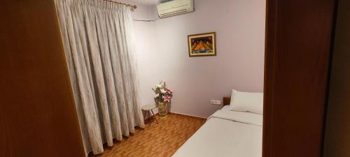 een slaapkamer met 2 bedden en een raam met gordijnen bij Luxurious Apartment Drama in Drama