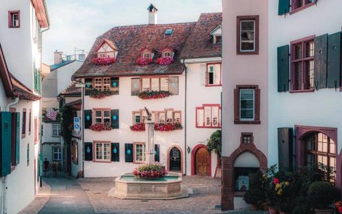 eine Gasse in einer Stadt mit weißen Gebäuden in der Unterkunft Hostel City Basel 366 in Basel