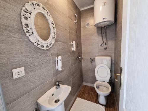 Ένα μπάνιο στο Pansion & Apartments Bridge