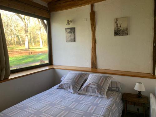 una camera con un letto e una finestra di Bergerie bucolique a Balizac
