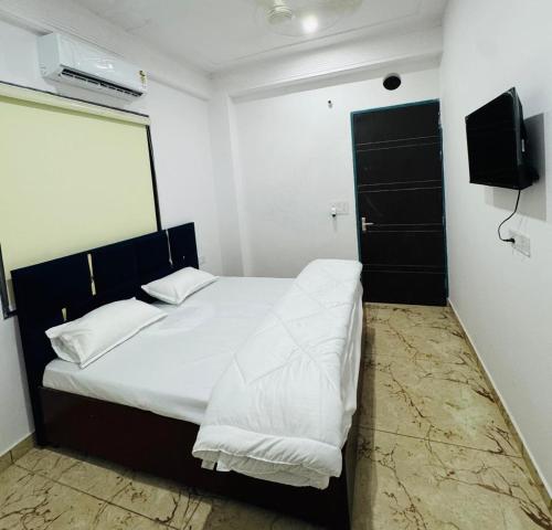 Cama o camas de una habitación en Yashdeep Hotel