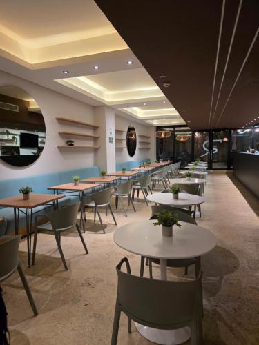 een rij tafels en stoelen in een restaurant bij Hotel Rilux Cartagena in Cartagena