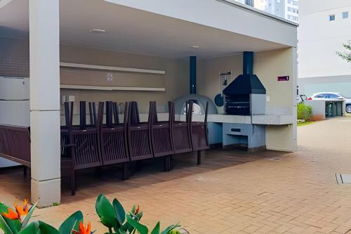 a patio with chairs and a grill in a building at JF112 | Ap Aconchego c vaga | Próx Brás Liberdade in Sao Paulo