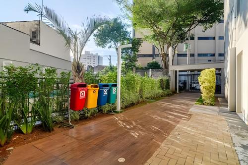 a row of trash cans in front of a building at JF112 | Ap Aconchego c vaga | Próx Brás Liberdade in Sao Paulo