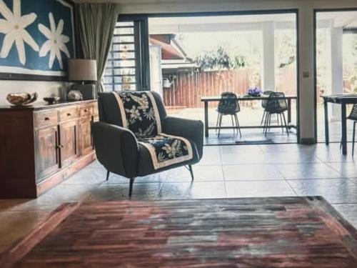 un soggiorno con una sedia e un tavolo di Stunning seasides retreat a Bora Bora