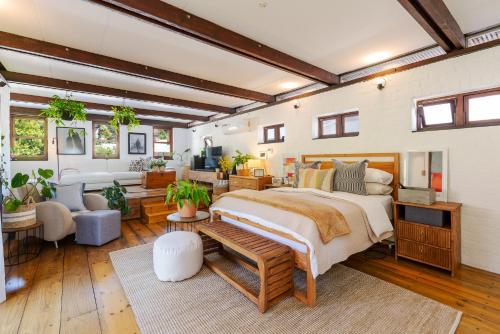 Giường trong phòng chung tại The Moonflower