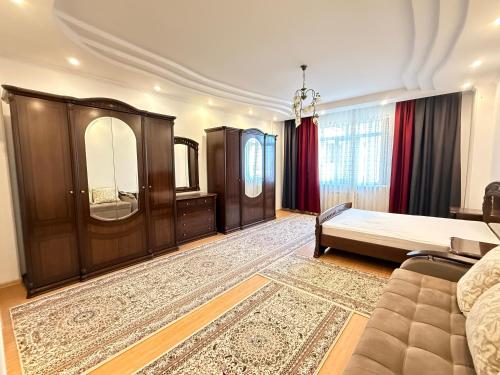 Ένα ή περισσότερα κρεβάτια σε δωμάτιο στο Квартира