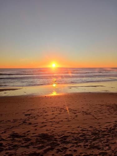 un tramonto su una spiaggia con l'oceano di Ático costa de la luz a Conil de la Frontera