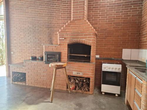 Una cocina o cocineta en Chácara Vitória Rústica