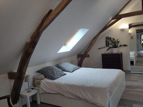 Ένα ή περισσότερα κρεβάτια σε δωμάτιο στο Le sablon chambres d'hotes