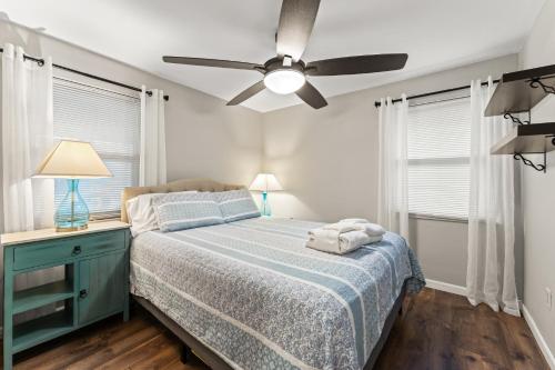 Ένα ή περισσότερα κρεβάτια σε δωμάτιο στο Last-min Thanksgiving Escape Kalm Retreat