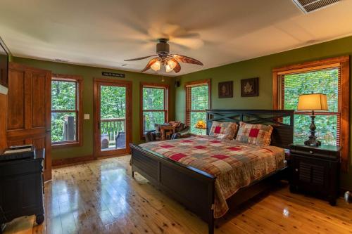 Un dormitorio con una cama y un ventilador de techo. en A Peak of Heaven, en Boone