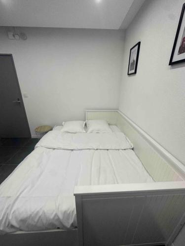 Ένα ή περισσότερα κρεβάτια σε δωμάτιο στο Beautiful Studio Near Basel 2 pers parking