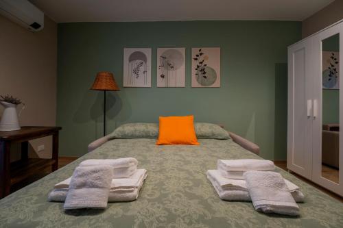 Ένα ή περισσότερα κρεβάτια σε δωμάτιο στο Ca' dal Pum - Lake Orta - Elegant holiday home