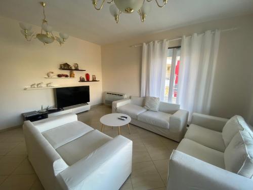 Χώρος καθιστικού στο Cozy Apartment with Lake View