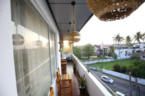 d'un balcon avec des tables et des chaises offrant une vue sur la rue. dans l'établissement Ideal Residence, à Matara