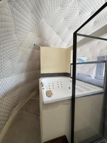 a bathroom with a white tub in a room at Luahara Glamping Domo Experience La Primavera - Presa de las Tortugas in Orendain