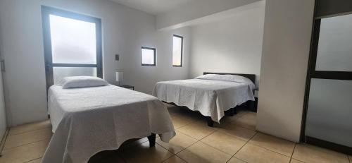 Un pat sau paturi într-o cameră la Apart Hotel Azimut Iquique